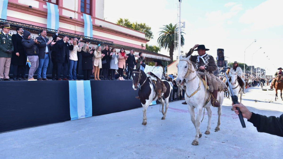 La jornada incluye desfiles de abanderados, escoltas, fuerzas armadas y agrupaciones tradicionalistas. La jornada incluye desfiles de abanderados, escoltas, fuerzas armadas y agrupaciones tradicionalistas.