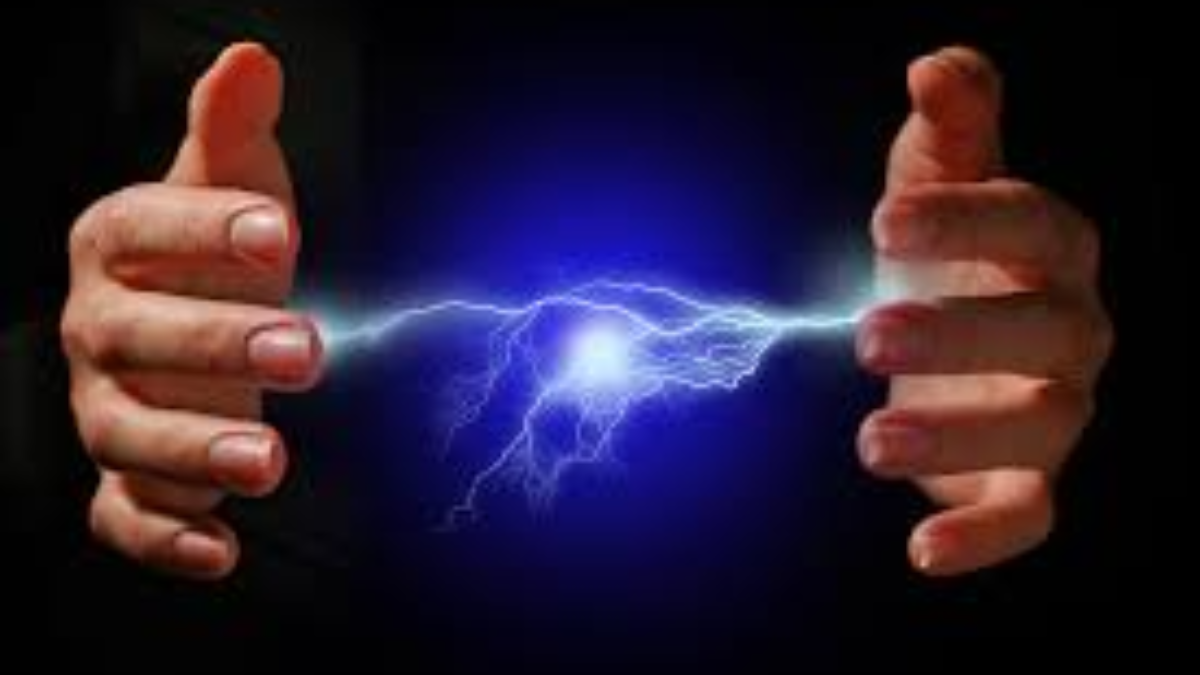La electricidad estática es un fenómeno causado por el desequilibrio entre las cargas positivas y negativas que tienen todos los objetos que hay en el mundo. 