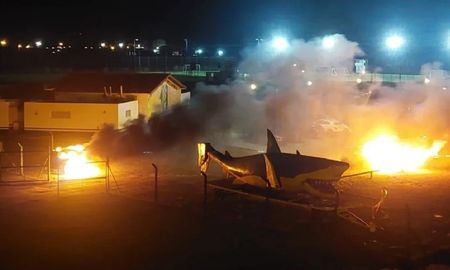 Barras incendiaron los autos de jugadores y cuerpo técnico de Aldosivi. Barras incendiaron los autos de jugadores y cuerpo técnico de Aldosivi.