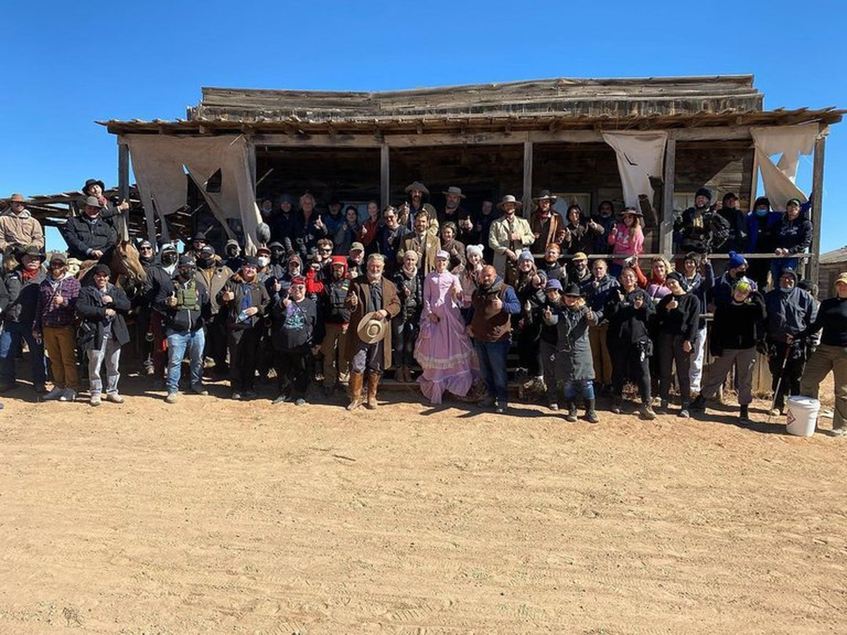 Un miembro del equipo de la pel&iacute;cula &ldquo;Rust&rdquo; se enfrenta a perder el brazo.
