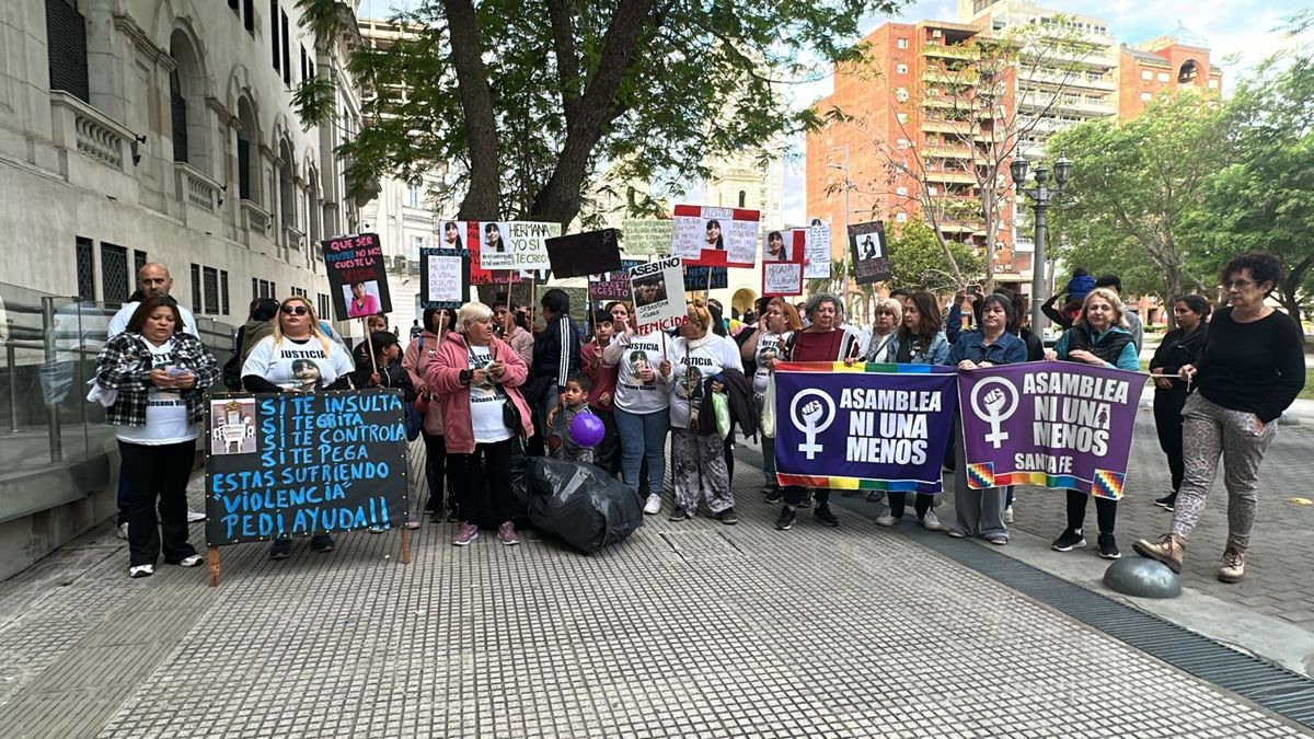 Mientras se realiz&oacute; la audiencia imputativa, hubo una manifestaci&oacute;n de familiares afuera de los tribunales de Santa Fe.