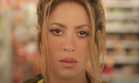 Shakira se la pasa llorando en su nuevo videoclip. Shakira se la pasa llorando en su nuevo videoclip.