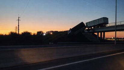 Impactante accidente: un camión quedó colgado de un puente en la Autopista Rosario - Santa Fe