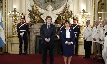 El decreto lleva las firmas del presidente Javier Milei y la ministra de Seguridad de la Nación Patricia Bullrich. El decreto lleva las firmas del presidente Javier Milei y la ministra de Seguridad de la Nación Patricia Bullrich.