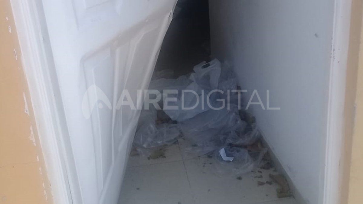 En diálogo con Aire Digital, el director del establecimiento, José Luis Bianchi resaltó que “es la cuarta vez que nos roban en el año” e informó que los ladrones “entraron a la portería y a la biblioteca, se llevaron herramientas y material didáctico, y rompieron puertas y armarios”.