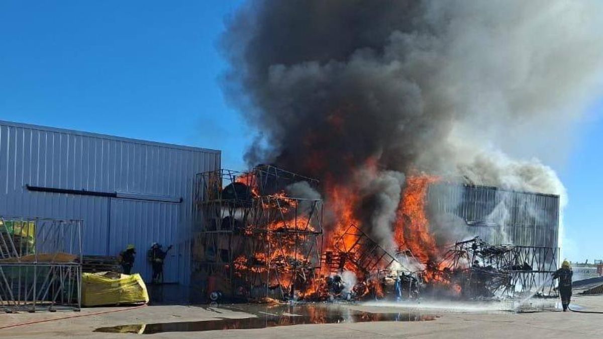 El incendio se desató en un depósito con materiales inflamables y fue controlado por Bomberos.