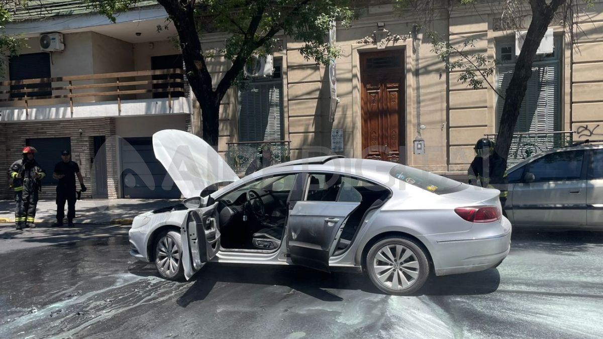 Se incendió un auto en pleno macrocentro y detuvieron el tránsito para apagarlo