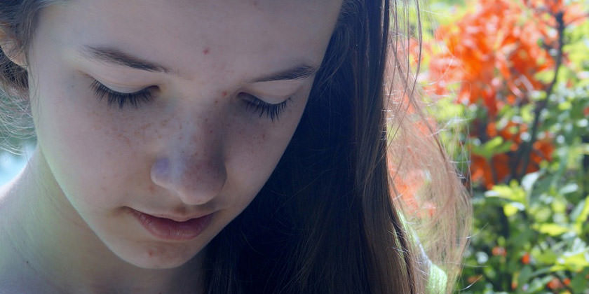 Los tratamientos consisten en hormonas de crecimiento para mejorar la talla y hormonas sexuales para desarrollar los caracteres sexuales. Con todo ello y tratamiento psicológico adecuado, las personas con el síndrome de Turner pueden llevar una vida normal.