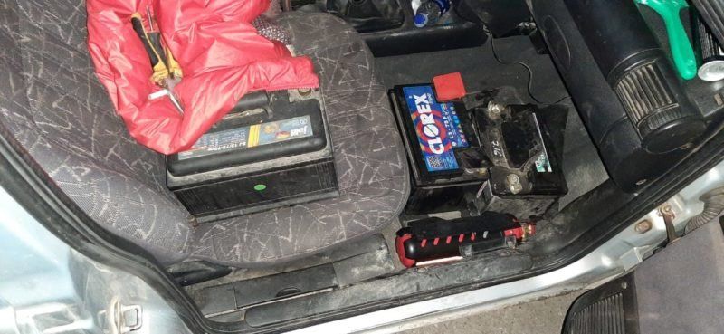 Robarruedas, quemacoches y robabaterías: detuvieron a un hombre que se llevó las baterías de dos autos