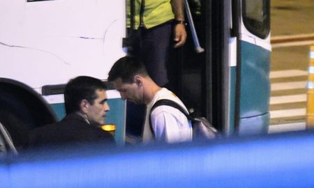 Lionel Messi, a punto de abordar el avión en el aeropuerto de Rosario para partir hacia Estados Unidos. Lionel Messi, a punto de abordar el avión en el aeropuerto de Rosario para partir hacia Estados Unidos.
