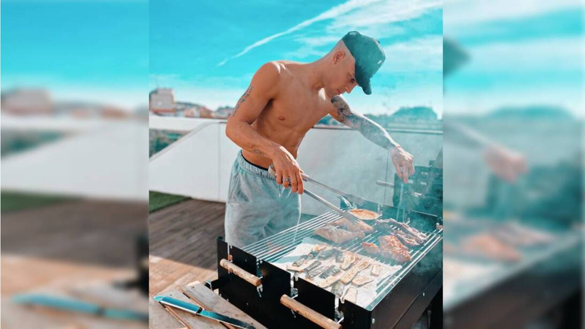 Lautaro Martínez vive junto a su pareja, Agustina Gandolfo, y su hija, en una mansión.