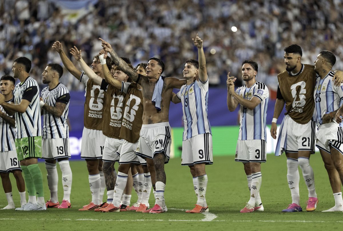 Primero hay que saber sufrir... el plantel argentino festeja tras ganarle a Cabo Verde. Primero hay que saber sufrir... el plantel argentino festeja tras ganarle a Cabo Verde.