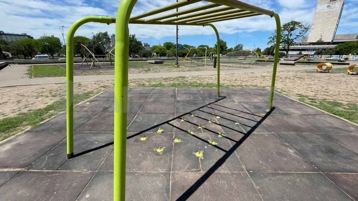 El pequeño café ubicado debajo de la pasarela continúa en funcionamiento. El pequeño café ubicado debajo de la pasarela continúa en funcionamiento.
