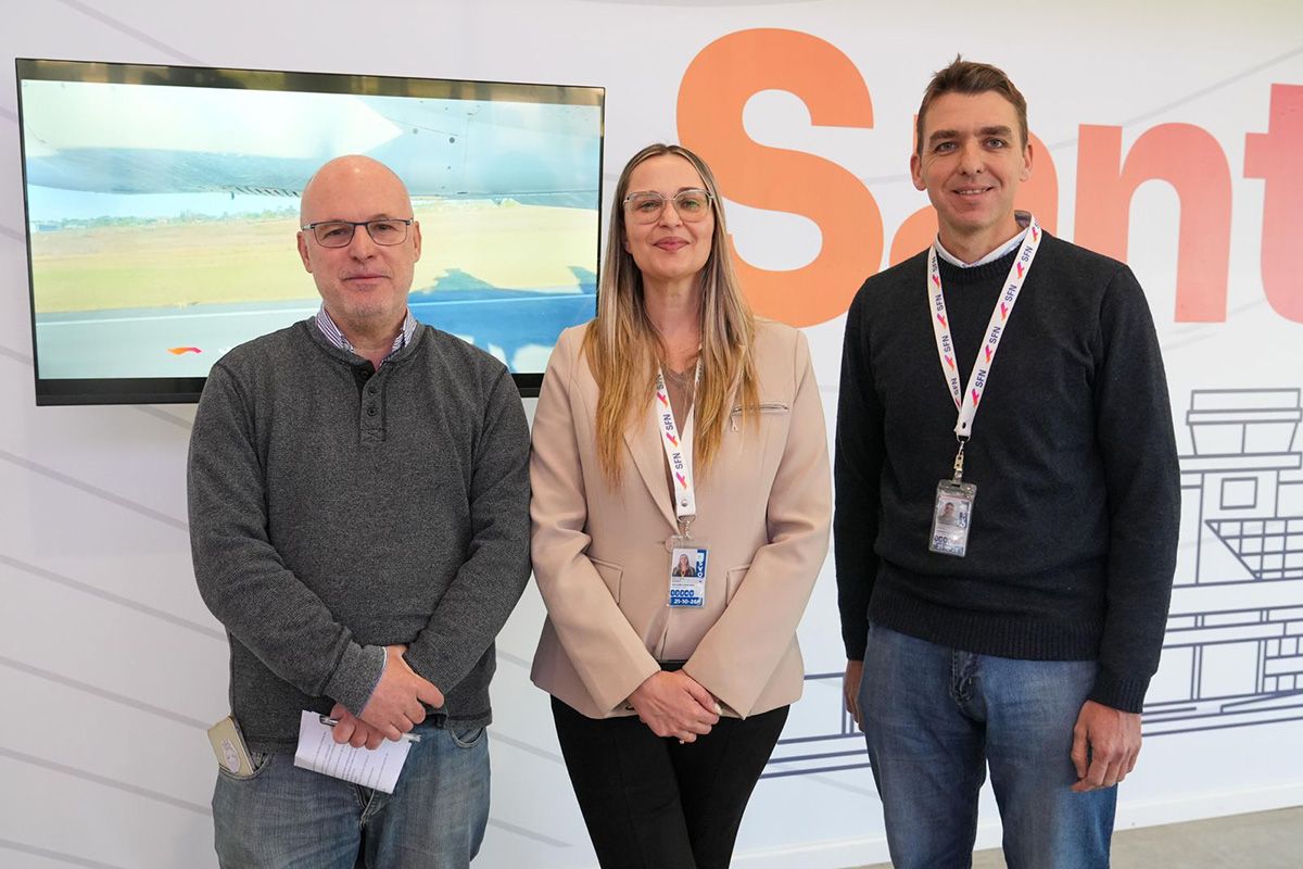 Jorge Henn, subsecretario de Transporte y Logística de la provincia; Gisela Riuli, presidenta del Aeropuerto Internacional de Sauce Viejo; y Emanuel Haquín, vocal del directorio del Aeropuerto. Jorge Henn, subsecretario de Transporte y Logística de la provincia; Gisela Riuli, presidenta del Aeropuerto Internacional de Sauce Viejo; y Emanuel Haquín, vocal del directorio del Aeropuerto.