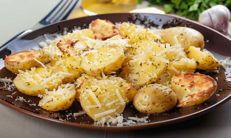 La receta de las papas al horno con ajo y queso. La receta de las papas al horno con ajo y queso.