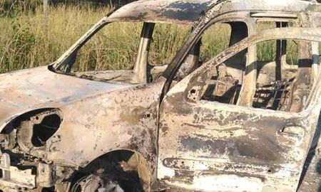 El vehículo de la víctima del homicidio fue incendiado y abandonado en un descampado. Mientras que el cuerpo apareció en un camino rural cercano a Pérez. El vehículo de la víctima del homicidio fue incendiado y abandonado en un descampado. Mientras que el cuerpo apareció en un camino rural cercano a Pérez.