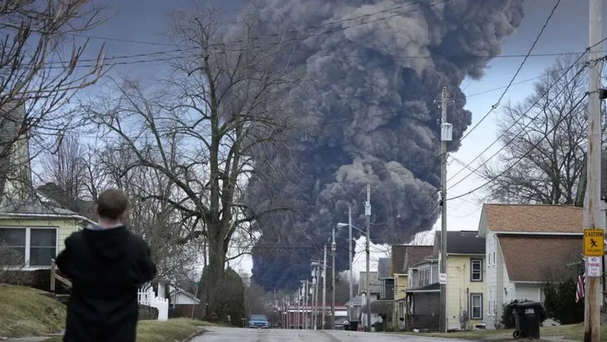 Hace unos días un tren de más de 100 vagones de productos químicos tóxicos descarriló y provocó incendios y que la población deba desalojar sus hogares.