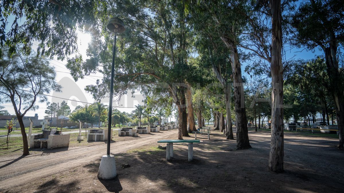 El camping posee instalaciones amplias para los turistas que llegan para quedarse y disfrutar de una estadía rodeada de verde. El camping posee instalaciones amplias para los turistas que llegan para quedarse y disfrutar de una estadía rodeada de verde.