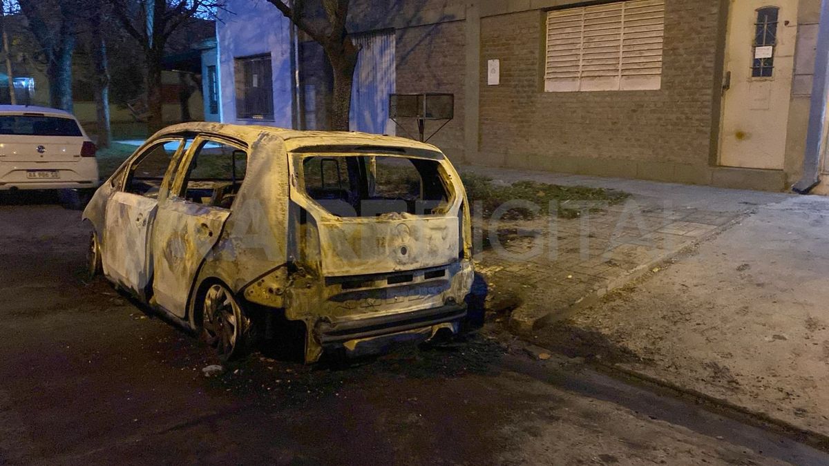 El auto estaba estacionado en la vía pública. El auto estaba estacionado en la vía pública.