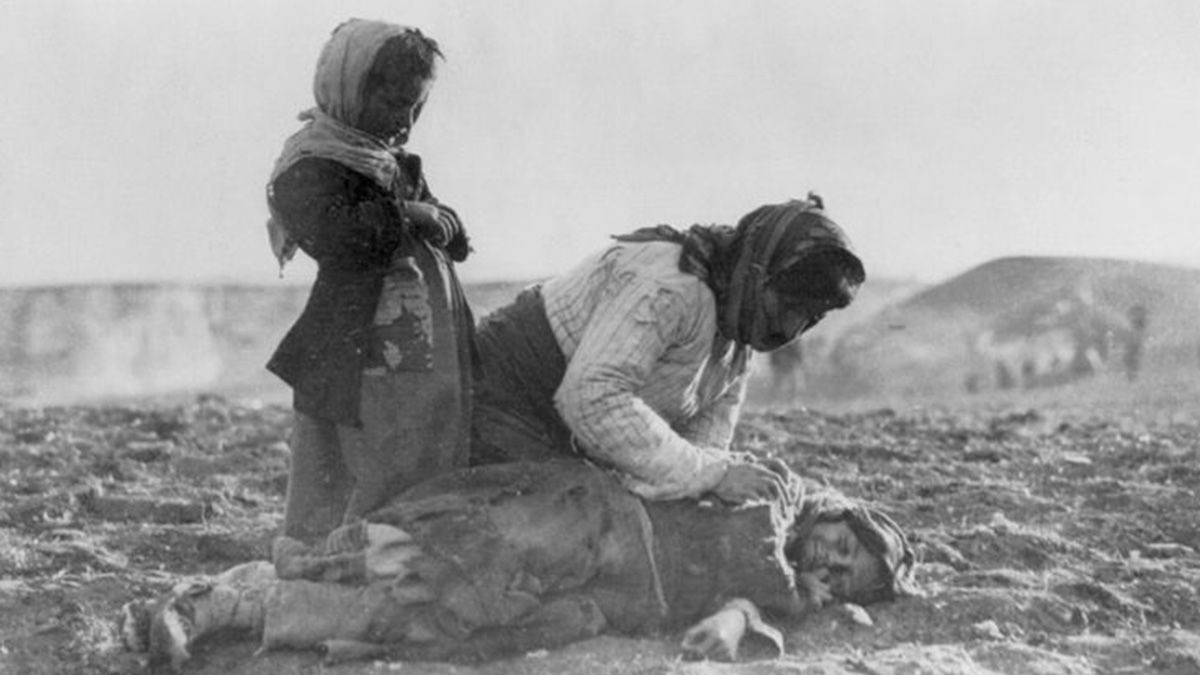Una madre armenia junto al cadáver de su hija. Los turcos otomanos deportaron a los armenios en masa desde el este de Anatolia al desierto sirio y a otros lugares en 1915-16.