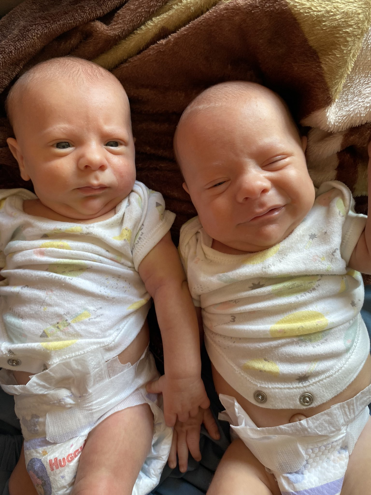 Fue viral en Twitter: es mamá de gemelos y no los puede identificar