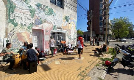 Este viernes, las puertas la Asociación Civil Biblioteca popular Lola Mora espacio Cultural La Libre, ubicado en Chacabuco y Alvear, aparecieron soldadas. Este viernes, las puertas la Asociación Civil Biblioteca popular Lola Mora espacio Cultural La Libre, ubicado en Chacabuco y Alvear, aparecieron soldadas.