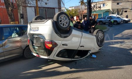 Una mujer de 60 años chocó y volcó con su auto en el barrio Los Hornos de la ciudad de Santa Fe Una mujer de 60 años chocó y volcó con su auto en el barrio Los Hornos de la ciudad de Santa Fe