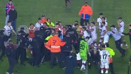 Graves incidentes entre el plantel de Patronato y la Policía luego de la derrota ante Barracas Central. Cuatro jugadores y un integrante del Cuerpo Técnico terminaron detenidos y se encuentran en Buenos Aires esperando declarar para quedar en libertad.