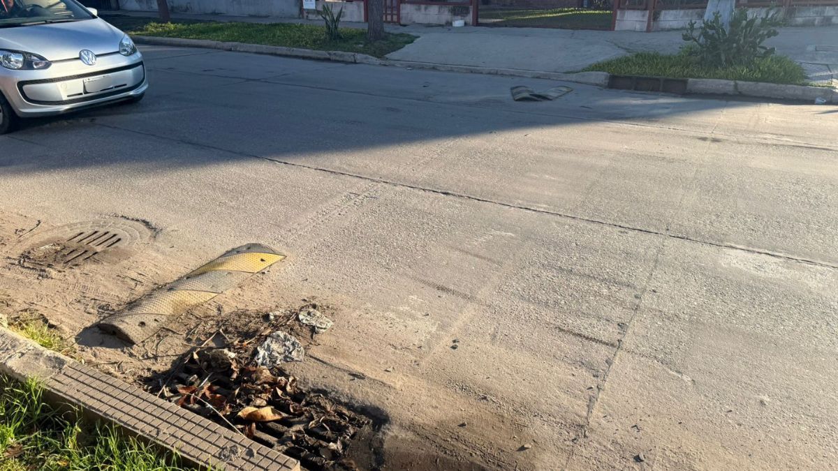 Vecinos de barrio Transporte denuncian que los reductores de velocidad están destruidos y aseguran que hay choques casi todos los días.