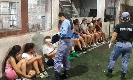 insolito: detuvieron a once mujeres que se alistaban para jugar un partido de futbol insolito: detuvieron a once mujeres que se alistaban para jugar un partido de futbol