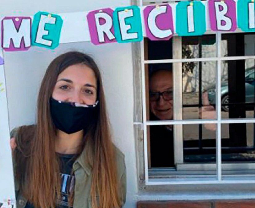 Video viral: joven se recibió de contadora y fue a visitar a su abuelo.