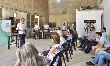 El intendente Emilio Jatón, encabezo el acto licitatorio de los trabajos para transformar barrio Transporte. El intendente Emilio Jatón, encabezo el acto licitatorio de los trabajos para transformar barrio Transporte.