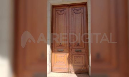 La puerta principal de la Legislatura fue destruida por manifestantes y taparon el ingreso con tablones de madera. La puerta principal de la Legislatura fue destruida por manifestantes y taparon el ingreso con tablones de madera.