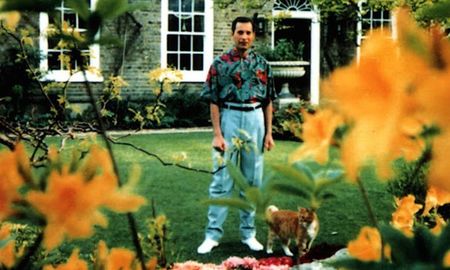 Aire de Santa Fe | Freddie Mercury en los jardines de Garden Lodge.jpg