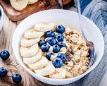 Desayuno nutritivo de granola, banana y ar&aacute;ndanos.
