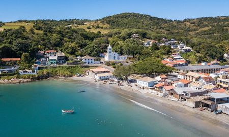 El código urbano local prohíbe las grandes alturas, manteniendo la vista despejada hacia los morros y permitiendo que la brisa marina circule por todo el pueblo. El código urbano local prohíbe las grandes alturas, manteniendo la vista despejada hacia los morros y permitiendo que la brisa marina circule por todo el pueblo.