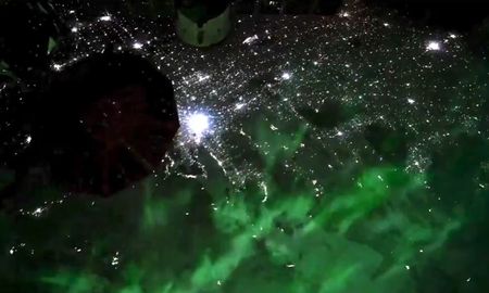 Un astronauta grabó su viaje por el espacio sobrevolando una aurora verde. Un astronauta grabó su viaje por el espacio sobrevolando una aurora verde.