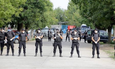 Entre el 23 y 24 de marzo de este año, se produjo un sangriento motín en la cárcel de Las Flores, en el que fueron asesinados cinco presos. Pocos días después hubo otros dos homicidios dentro del penal. Entre el 23 y 24 de marzo de este año, se produjo un sangriento motín en la cárcel de Las Flores, en el que fueron asesinados cinco presos. Pocos días después hubo otros dos homicidios dentro del penal.