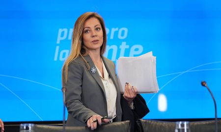La exsecretaria de Minería, Flavia Royón, renunció a su cargo por pedido del presidente Javier Milei tras la caída de la ley ómnibus. La exsecretaria de Minería, Flavia Royón, renunció a su cargo por pedido del presidente Javier Milei tras la caída de la ley ómnibus.