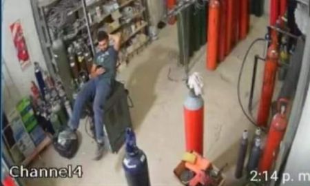 Su jefe lo vio mientras descansaba en el trabajo y lo mandó al frente por WhatsApp Su jefe lo vio mientras descansaba en el trabajo y lo mandó al frente por WhatsApp