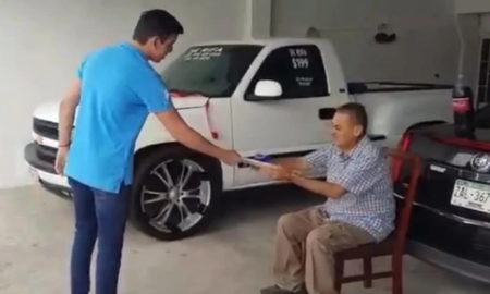 Rifó su camioneta para pagar su tratamiento contra el cáncer y el joven ganador se la devolvió Rifó su camioneta para pagar su tratamiento contra el cáncer y el joven ganador se la devolvió