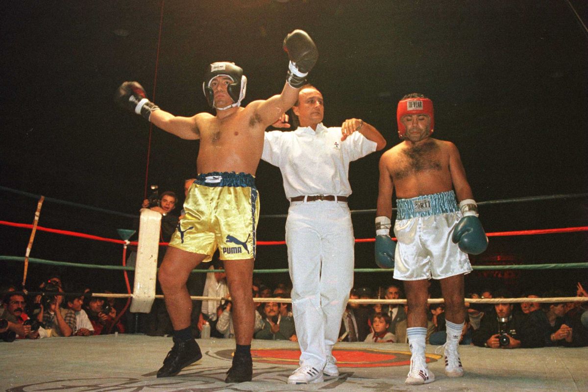 El miércoles 3 de abril de 1996 y, en el Club General Paz Juniors de la capital cordobesa, Falucho se dio un gusto único: realizó una exhibición a tres rounds –y con fines benéficos– con su entrañable amigo, Diego Armando Maradona, un confeso admirador del boxeo. La “pelea” fue arbitrada por Miguel del Sel y, el fallo, estuvo cantado: fue empate. El miércoles 3 de abril de 1996 y, en el Club General Paz Juniors de la capital cordobesa, Falucho se dio un gusto único: realizó una exhibición a tres rounds –y con fines benéficos– con su entrañable amigo, Diego Armando Maradona, un confeso admirador del boxeo. La “pelea” fue arbitrada por Miguel del Sel y, el fallo, estuvo cantado: fue empate.