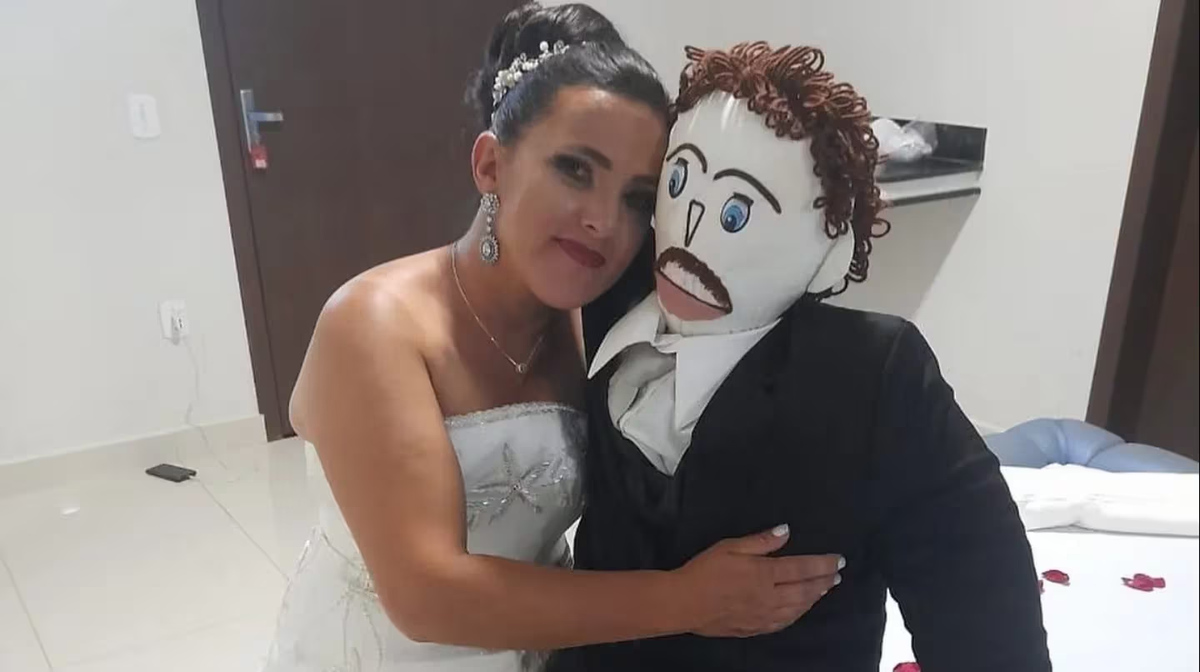 Brasil: una mujer se casó con un muñeco de trapo y ahora lo acusa de infidelidad