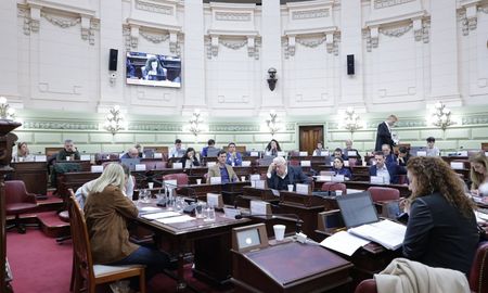 La Comisión de Declaraciones, Derechos y Garantías de la Convención del 25 debatió sobre libertad de expresión y otros temas. La Comisión de Declaraciones, Derechos y Garantías de la Convención del 25 debatió sobre libertad de expresión y otros temas.