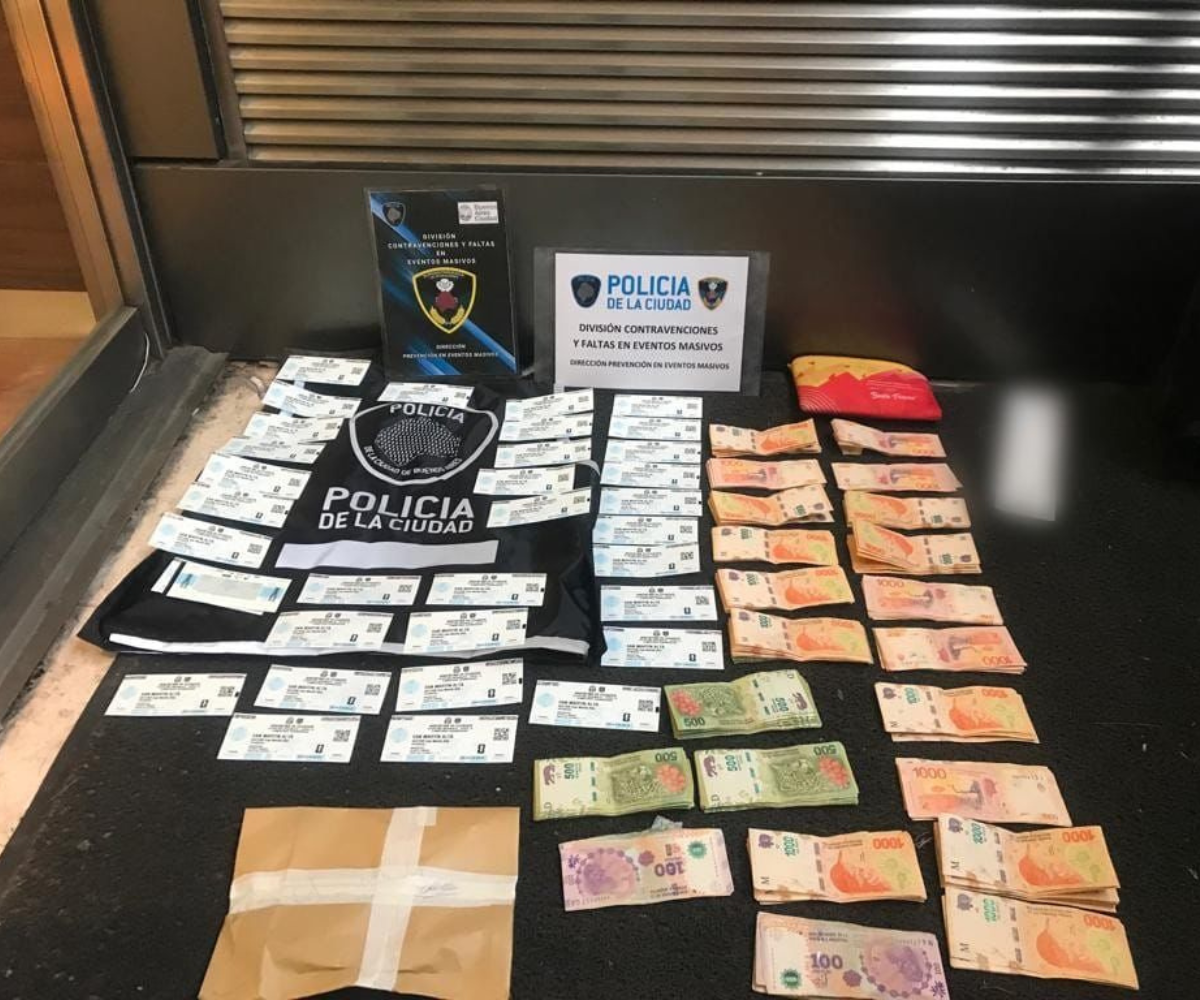 Secuestro de entradas y camisetas en Argentina-Ecuador.