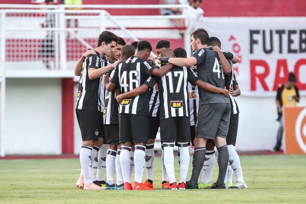 Atlético Mineiro vuela esta noche hacia Rosario