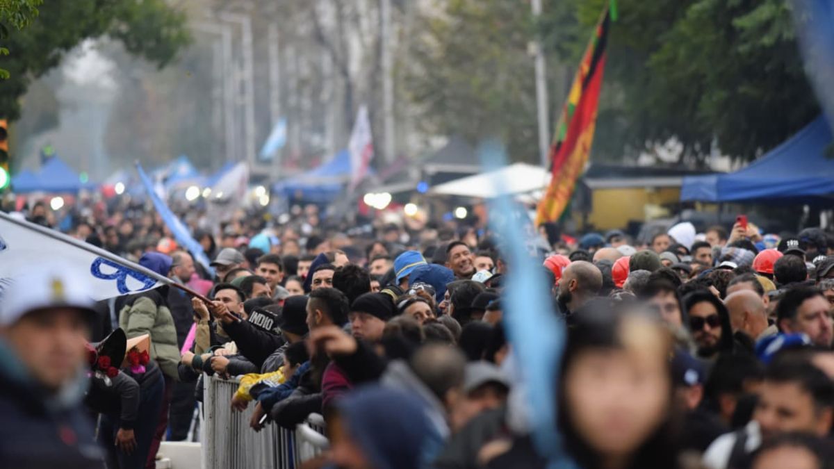 Los ricoteros se acercaron a despedir al Indio. Los ricoteros se acercaron a despedir al Indio.