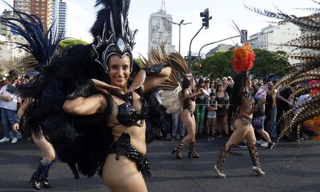 Miles de personas marcharon en la 34° edición del Orgullo LGBTIQ+, exigiendo justicia y visibilidad. Miles de personas marcharon en la 34° edición del Orgullo LGBTIQ+, exigiendo justicia y visibilidad.