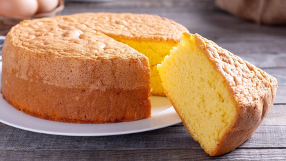 Cómo hacer un clásico bizcochuelo: la receta de Claudia Villafañe