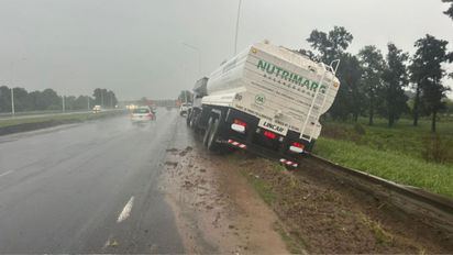 Autopista Rosario - Santa Fe: un camión continúa semivolcado tras el temporal y espera traspasar la carga